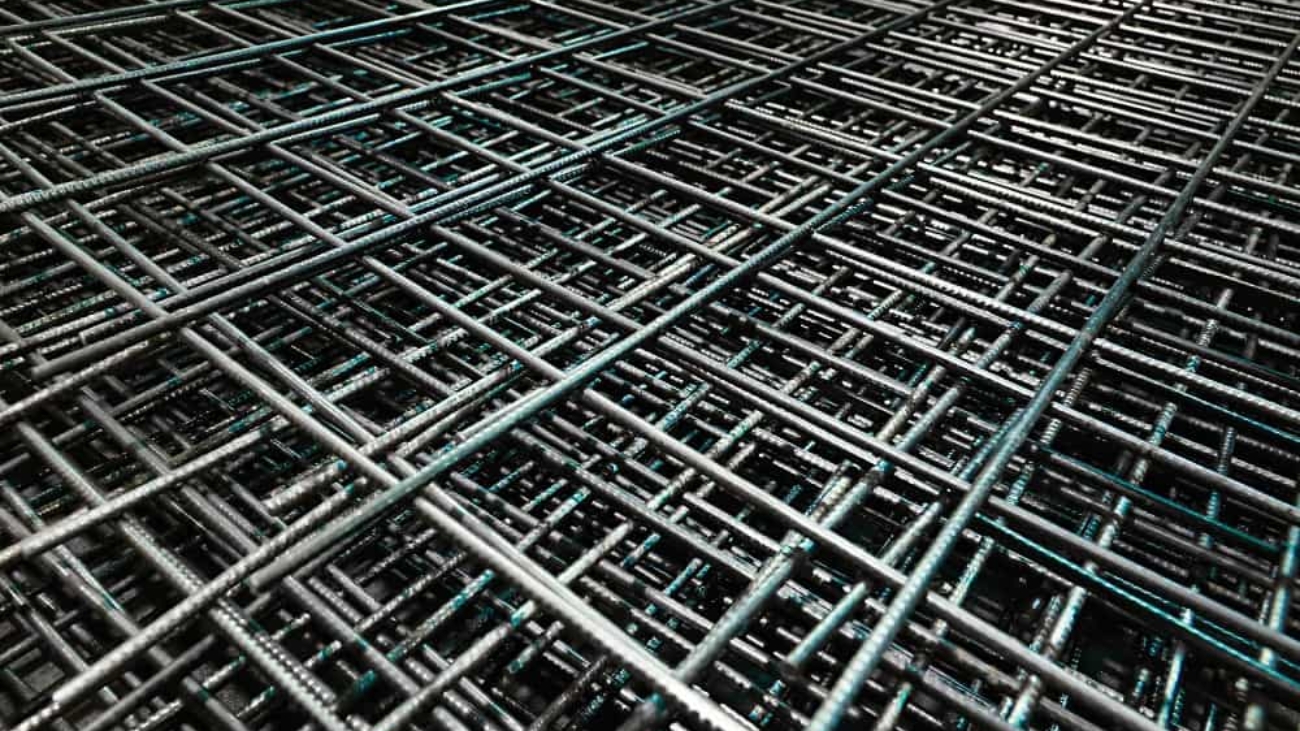 barra-acero-materiales-construccion-malla-refuerzo-alambre-fondo-grunge-industrial (1)