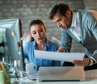 dos-colegas-negocios-hablando-mientras-trabajan-nuevo-proyecto-examinan-planos-oficina (1)