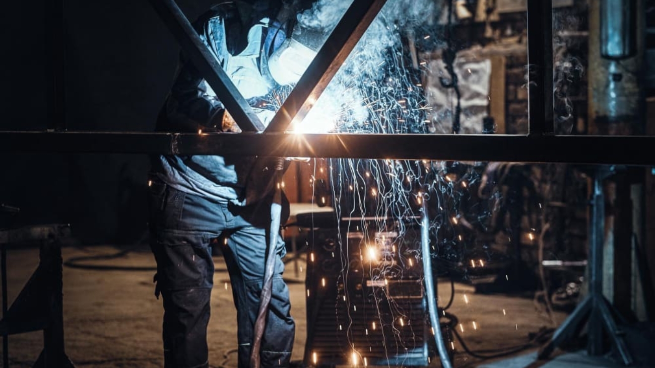trabajos-soldadura-construccion-metalica-fabrica-metalurgica-muy-concurrida (1)
