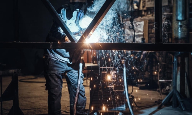 trabajos-soldadura-construccion-metalica-fabrica-metalurgica-muy-concurrida (1)